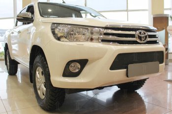 4 299 р. Защитная сетка в бампер (низ, ячейка 4х10 мм) Стрелка11 Премиум Toyota Hilux AN120 дорестайлинг (2016-2020) (Чёрная)  с доставкой в г. Майкоп. Увеличить фотографию 3