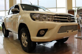 4 549 р. Защитная сетка в бампер (низ, ячейка 4х10 мм) Стрелка11 Премиум Toyota Hilux AN120 дорестайлинг (2016-2020) (Хром)  с доставкой в г. Майкоп. Увеличить фотографию 2