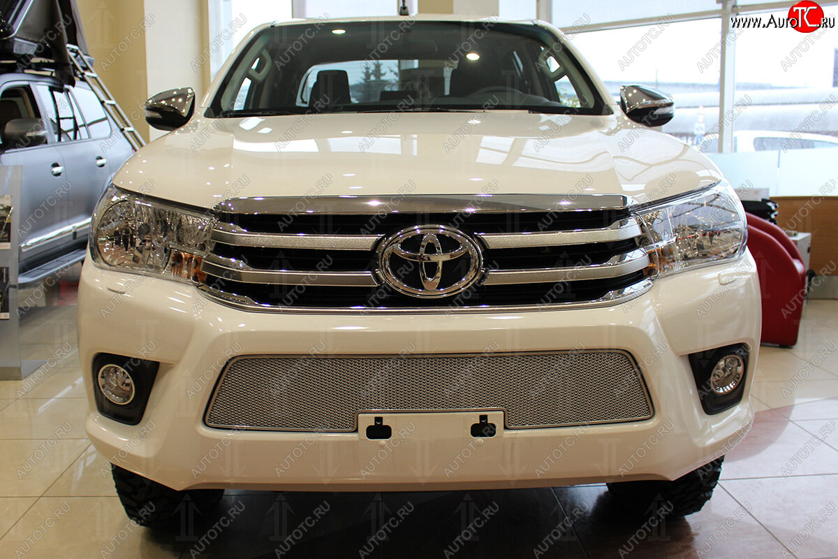 4 549 р. Защитная сетка в бампер (низ, ячейка 4х10 мм) Стрелка11 Премиум Toyota Hilux AN120 дорестайлинг (2016-2020) (Хром)  с доставкой в г. Майкоп