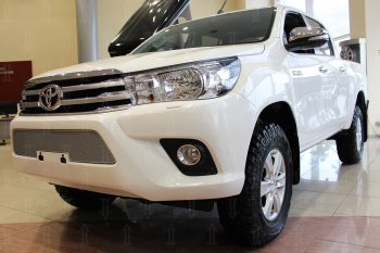 4 549 р. Защитная сетка в бампер (низ, ячейка 4х10 мм) Стрелка11 Премиум Toyota Hilux AN120 дорестайлинг (2016-2020) (Хром)  с доставкой в г. Майкоп. Увеличить фотографию 3