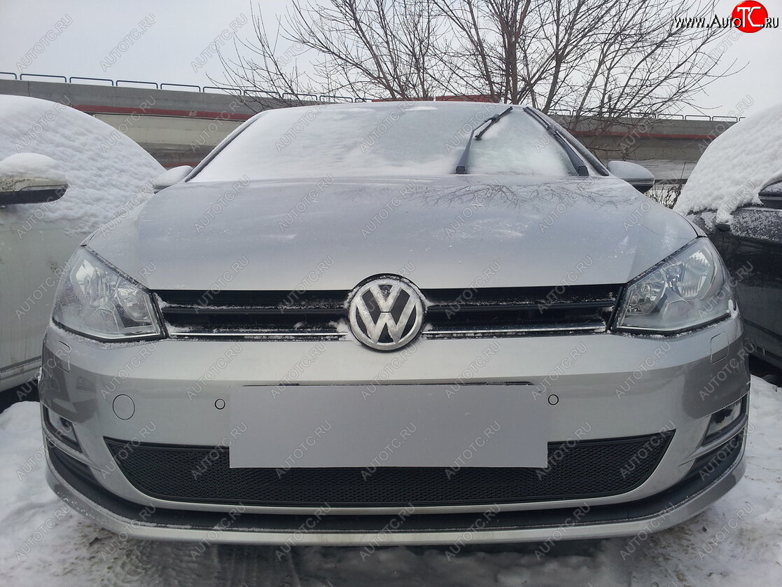 4 299 р. Защитная сетка в бампер (низ, ячейка 4х10 мм) Стрелка11 Премиум Volkswagen Golf 7 дорестайлинг, хэтчбэк 5 дв. (2012-2017) (Чёрная)  с доставкой в г. Майкоп