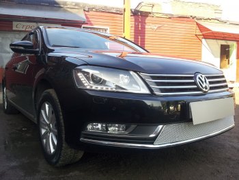 4 299 р. Защитная сетка в бампер (низ, ячейка 4х10 мм) Стрелка11 Премиум Volkswagen Passat B7 седан (2010-2015) (Хром)  с доставкой в г. Майкоп. Увеличить фотографию 3