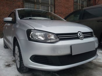 4 299 р. Защитная сетка в бампер (низ, ячейка 4х10 мм) Стрелка11 Премиум Volkswagen Polo 5 седан дорестайлинг (2009-2015) (Чёрная)  с доставкой в г. Майкоп. Увеличить фотографию 2