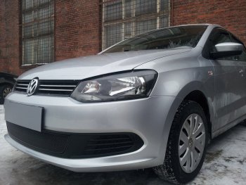 4 299 р. Защитная сетка в бампер (низ, ячейка 4х10 мм) Стрелка11 Премиум Volkswagen Polo 5 седан дорестайлинг (2009-2015) (Чёрная)  с доставкой в г. Майкоп. Увеличить фотографию 3