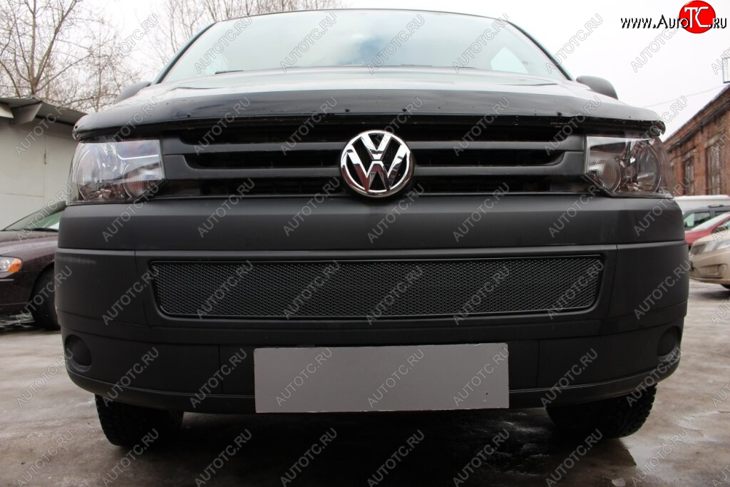 4 299 р. Защитная сетка в бампер (низ, ячейка 4х10 мм) Стрелка11 Премиум Volkswagen Caravelle T5 рестайлинг (2009-2015) (Чёрная)  с доставкой в г. Майкоп