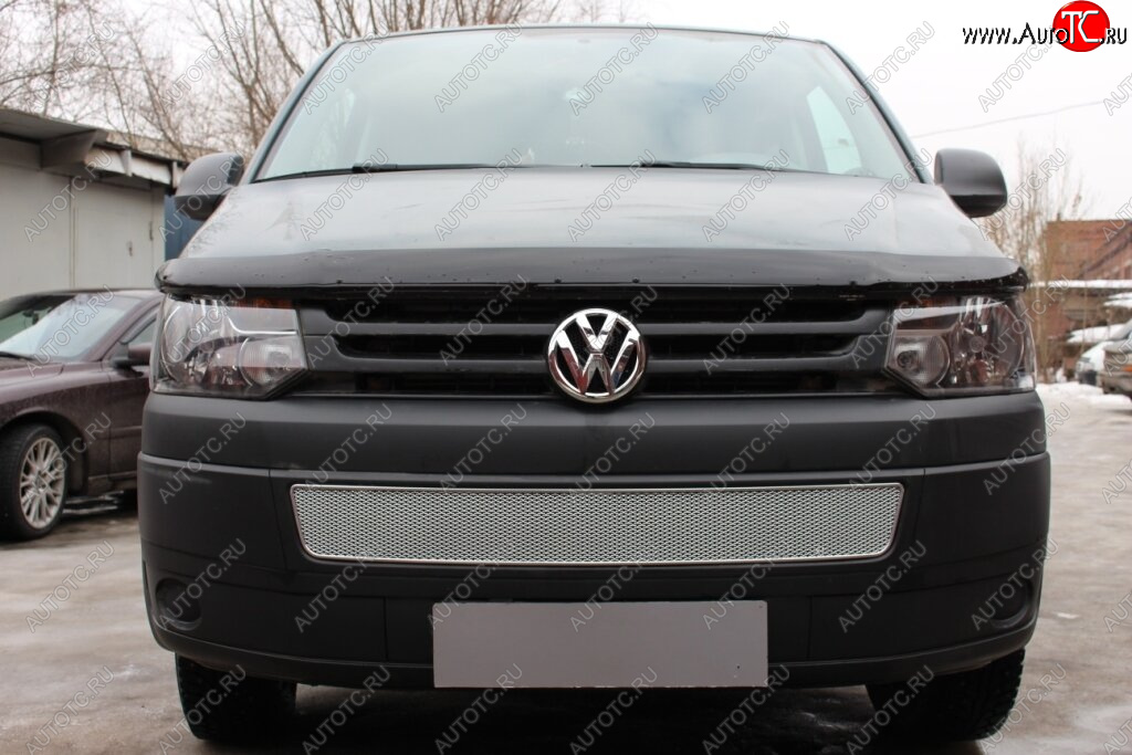 4 299 р. Защитная сетка в бампер (низ, ячейка 4х10 мм) Стрелка11 Премиум Volkswagen Caravelle T5 рестайлинг (2009-2015) (Хром)  с доставкой в г. Майкоп