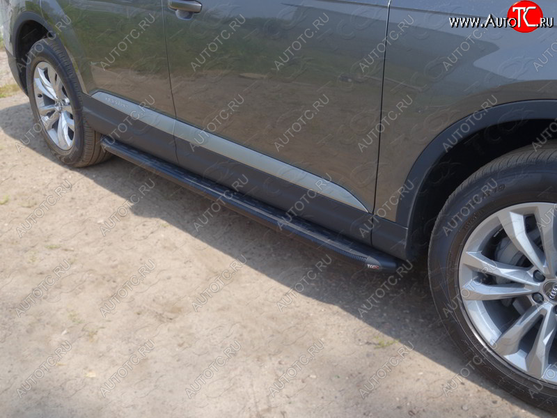30 999 р. Пороги алюминиевые с пластиковой накладкой ТСС Тюнинг  Audi Q7  4M (2015-2020) дорестайлинг (карбон черный)  с доставкой в г. Майкоп
