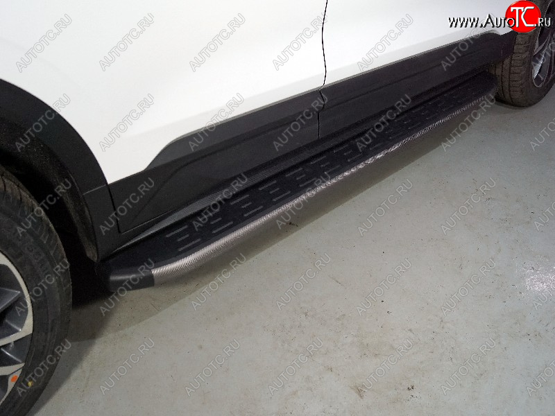 21 999 р. Пороги алюминиевые с пластиковой накладкой ТСС Тюнинг  Geely Coolray  SX11 (2018-2023) дорестайлинг (карбон серые)  с доставкой в г. Майкоп
