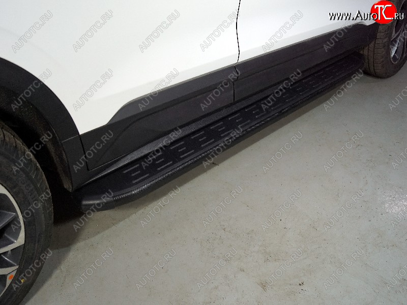 21 999 р. Пороги алюминиевые с пластиковой накладкой ТСС Тюнинг  Geely Coolray  SX11 (2018-2023) дорестайлинг (карбон черные)  с доставкой в г. Майкоп