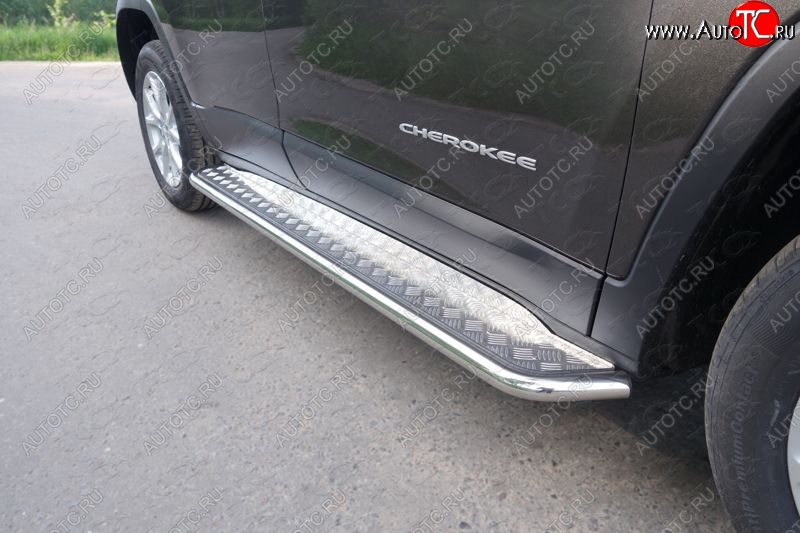 29 999 р. Пороги с площадкой 42,4 мм ТСС Тюнинг Jeep Cherokee KL дорестайлинг (2014-2017) (серые)  с доставкой в г. Майкоп