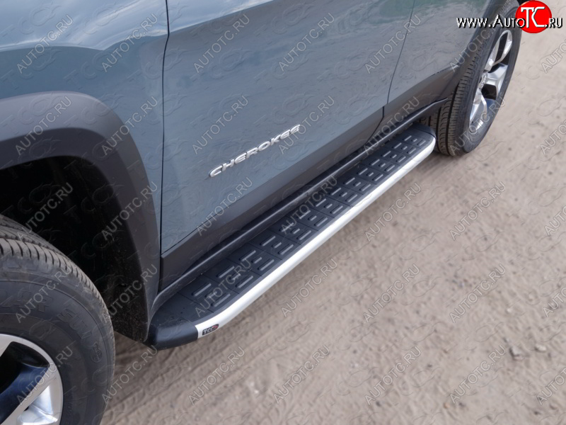 20 599 р. Пороги алюминиевые с пластиковой накладкой (Trailhawk) ТСС Тюнинг  Jeep Cherokee  KL (2014-2017) дорестайлинг (серый (алюминий))  с доставкой в г. Майкоп