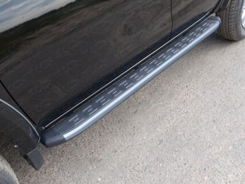 Пороги алюминиевые с пластиковой накладкой, ТСС Тюнинг Mitsubishi L200  5 KK,KL (2018-2022) рестайлинг (карбон серебро)