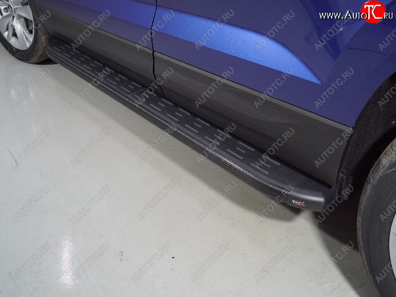 21 999 р. Пороги алюминиевые с пластиковой накладкой ТСС Тюнинг  Skoda Karoq  NU7 (2020-2025) рестайлинг (карбон черные)  с доставкой в г. Майкоп