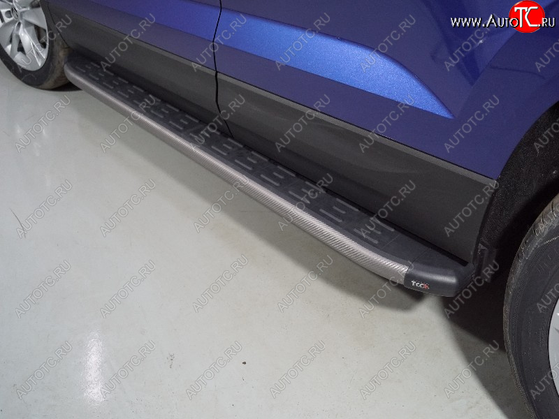 21 999 р. Пороги алюминиевые с пластиковой накладкой, ТСС Тюнинг  Skoda Karoq  NU7 (2020-2025) рестайлинг (карбон серые)  с доставкой в г. Майкоп