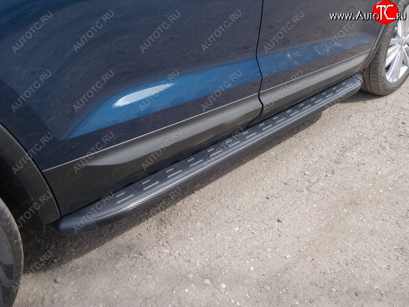 21 999 р. Пороги алюминиевые с пластиковой накладкой ТСС Тюнинг  Skoda Kodiaq  NU7 (2017-2021) дорестайлинг (карбон черные)  с доставкой в г. Майкоп