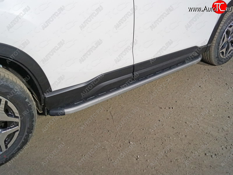 21 999 р. Пороги алюминиевые с пластиковой накладкой, ТСС Тюнинг  Subaru Forester  SK/S14 (2018-2021) дорестайлинг (карбон серые)  с доставкой в г. Майкоп