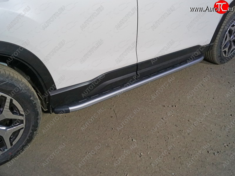 21 999 р. Пороги алюминиевые с пластиковой накладкой, ТСС Тюнинг  Subaru Forester  SK/S14 (2018-2021) дорестайлинг (карбон серебро)  с доставкой в г. Майкоп