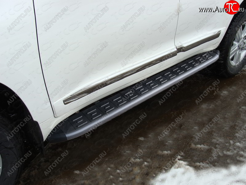 21 999 р. Пороги алюминиевые с пластиковой накладкой ТСС Тюнинг  Toyota Land Cruiser  200 (2015-2021) 2-ой рестайлинг (карбон черные)  с доставкой в г. Майкоп