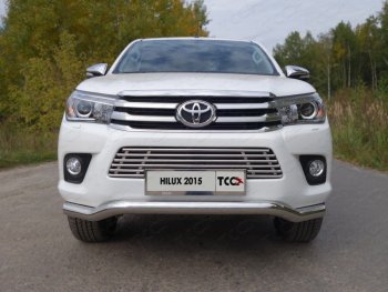 Декоративная вставка переднего бампера ТСС Тюнинг Toyota Hilux  AN120 (2016-2020) дорестайлинг (d 16 мм)