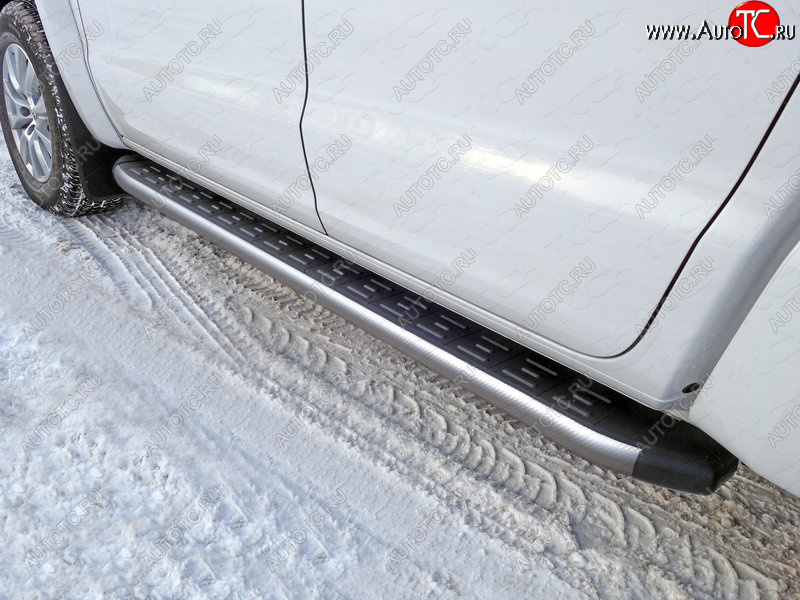21 999 р. Пороги алюминиевые с пластиковой накладкой, ТСС Тюнинг  Volkswagen Amarok (2016-2022) рестайлинг (карбон серебро)  с доставкой в г. Майкоп
