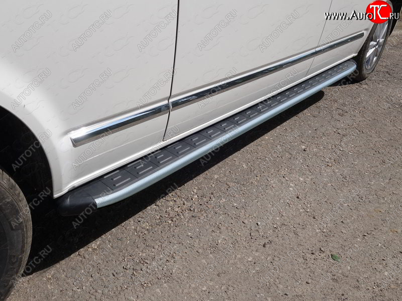 33 649 р. Пороги алюминиевые с пластиковой накладкой ТСС Тюнинг  Volkswagen Caravelle  T6 (2015-2019) дорестайлинг (карбон серые)  с доставкой в г. Майкоп