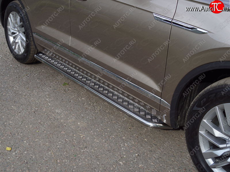 34 799 р. Пороги с площадкой 42,4 мм ТСС Тюнинг Volkswagen Touareg CR (2018-2025) (серые)  с доставкой в г. Майкоп