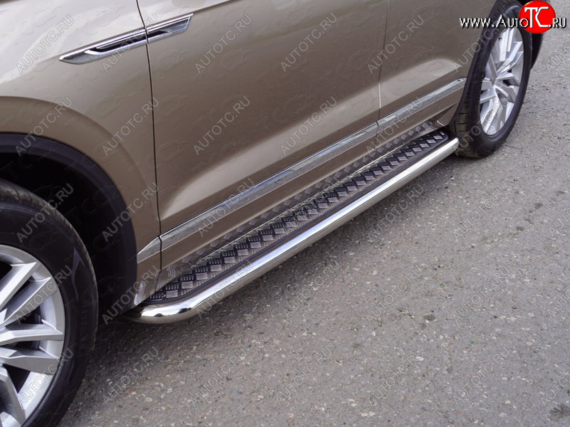 38 999 р. Пороги с площадкой 60,3 мм ТСС Тюнинг Volkswagen Touareg CR (2018-2025) (серые)  с доставкой в г. Майкоп