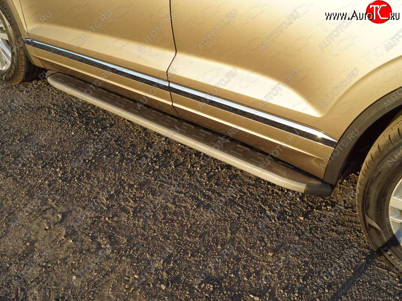 21 999 р. Пороги алюминиевые с пластиковой накладкой ТСС Тюнинг  Volkswagen Touareg  CR (2018-2025) (карбон серые)  с доставкой в г. Майкоп
