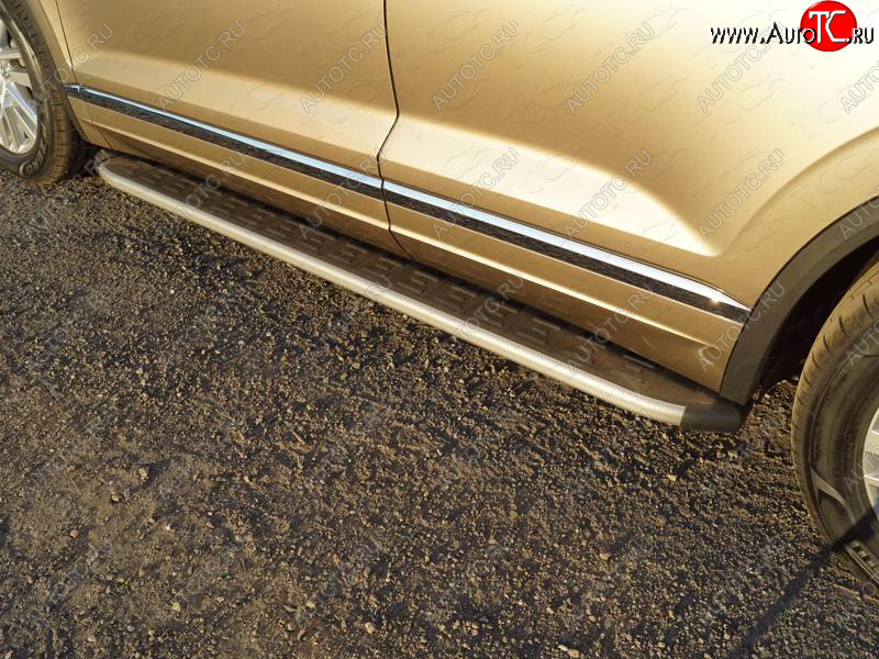 21 999 р. Пороги алюминиевые с пластиковой накладкой, ТСС Тюнинг  Volkswagen Touareg  CR (2018-2025) (карбон серебро)  с доставкой в г. Майкоп
