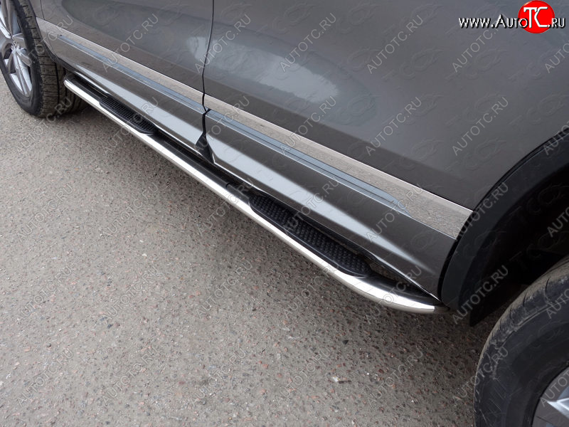 35 999 р. Пороги овальные гнутые с накладкой 75х42 мм R-Line ТСС Тюнинг  Volkswagen Touareg  NF (2014-2018) рестайлинг (серые)  с доставкой в г. Майкоп