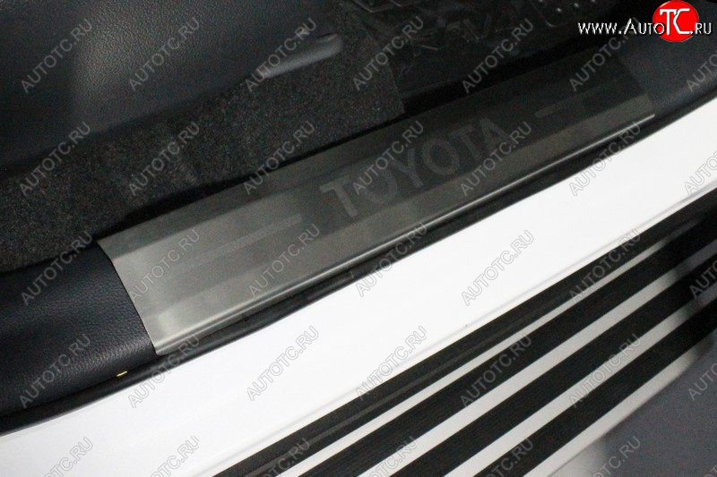 4 799 р. Накладки на пластиковые пороги ТСС Тюнинг  Toyota RAV4  XA50 (2018-2025) 5 дв. дорестайлинг (лист шлифованный надпись Toyota)  с доставкой в г. Майкоп