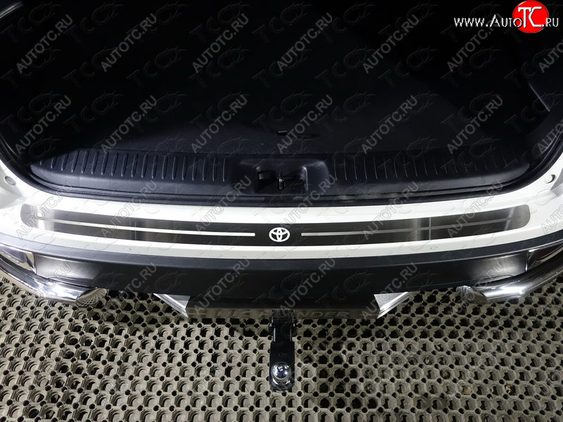 3 999 р. Накладка на задний бампер ТСС Тюнинг  Toyota Highlander  XU50 (2016-2020) рестайлинг (лист шлифованный логотип Toyota)  с доставкой в г. Майкоп