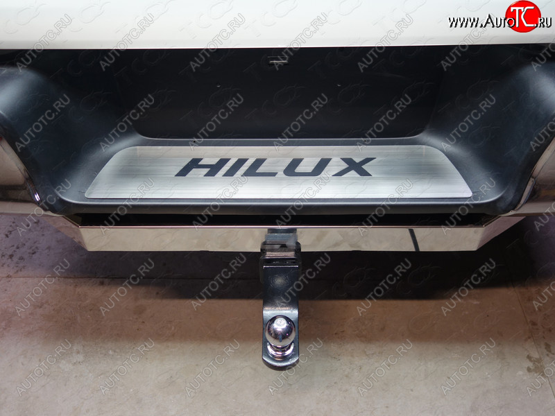 2 999 р. Накладка на задний бампер, ТСС Тюнинг  Toyota Hilux Revo (2015-2018) Double Cab дорестайлинг (лист шлифованный надпись HILUX)  с доставкой в г. Майкоп