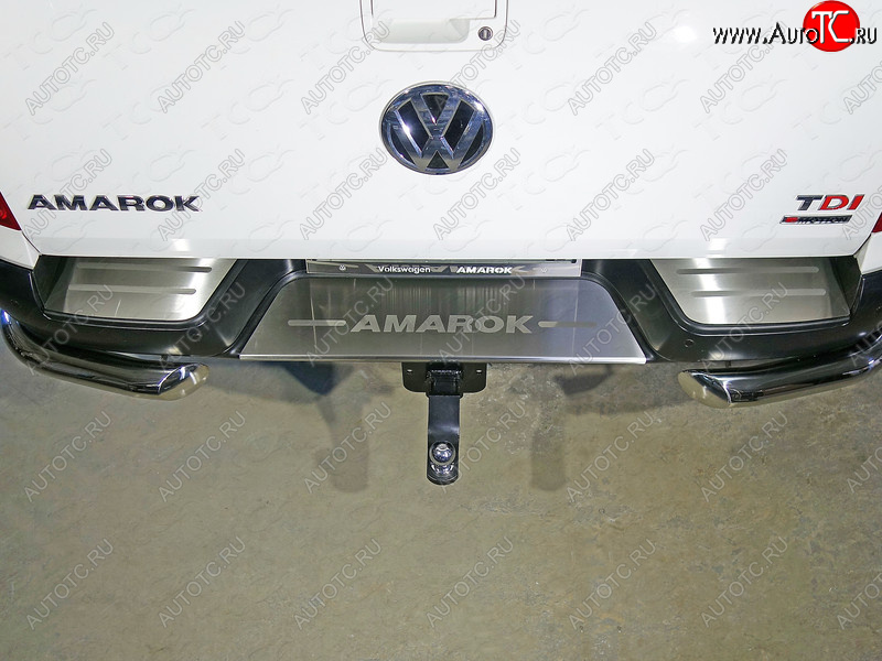 7 999 р. Накладки на задний бампер, ТСС Тюнинг  Volkswagen Amarok (2016-2022) рестайлинг (лист шлифованный надпись Amarok)  с доставкой в г. Майкоп