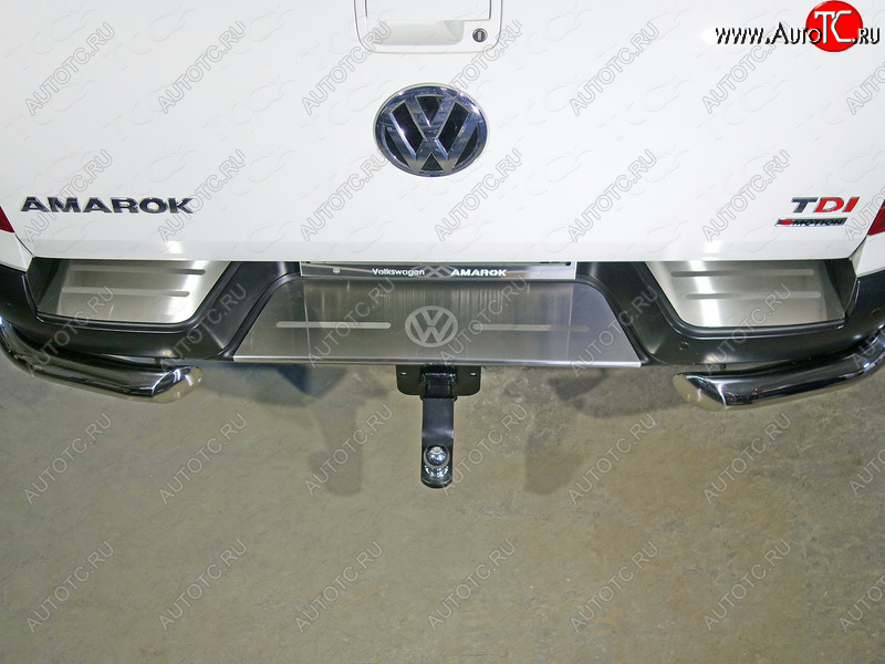 7 999 р. Накладки на задний бампер, ТСС Тюнинг  Volkswagen Amarok (2016-2022) рестайлинг (лист шлифованный логотип Volkswagen)  с доставкой в г. Майкоп