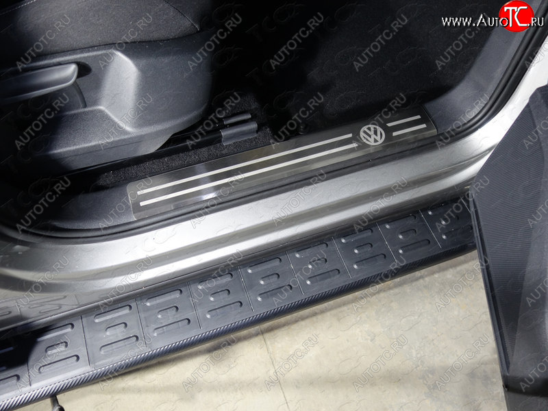 3 999 р. Накладки на пластиковые пороги, ТСС Тюнинг  Volkswagen Tiguan  Mk2 (2016-2020) дорестайлинг (лист шлифованный логотип VW)  с доставкой в г. Майкоп