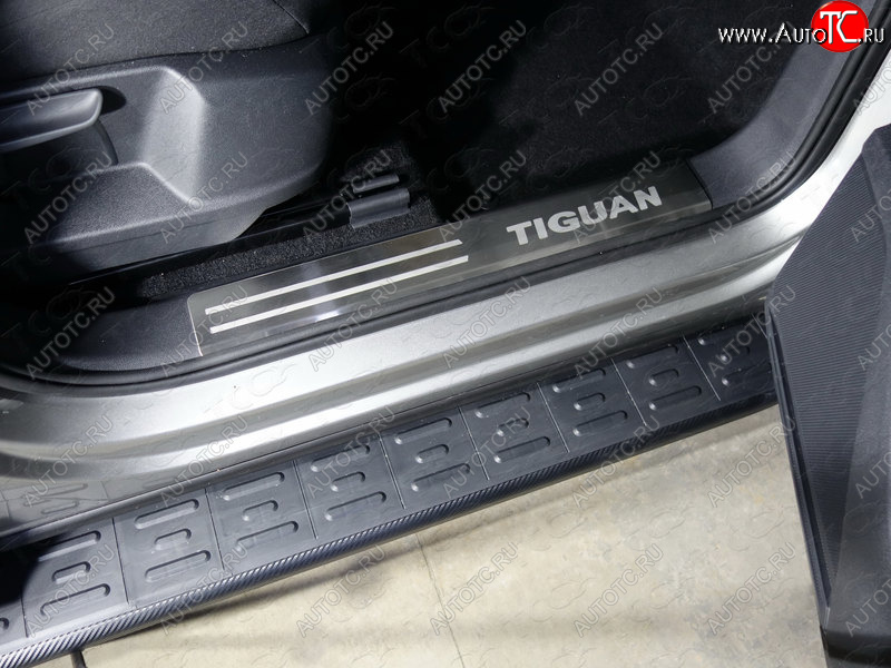3 999 р. Накладки на пластиковые пороги, ТСС Тюнинг  Volkswagen Tiguan  Mk2 (2016-2022) дорестайлинг, рестайлинг (лист шлифованный надписьTiguan)  с доставкой в г. Майкоп