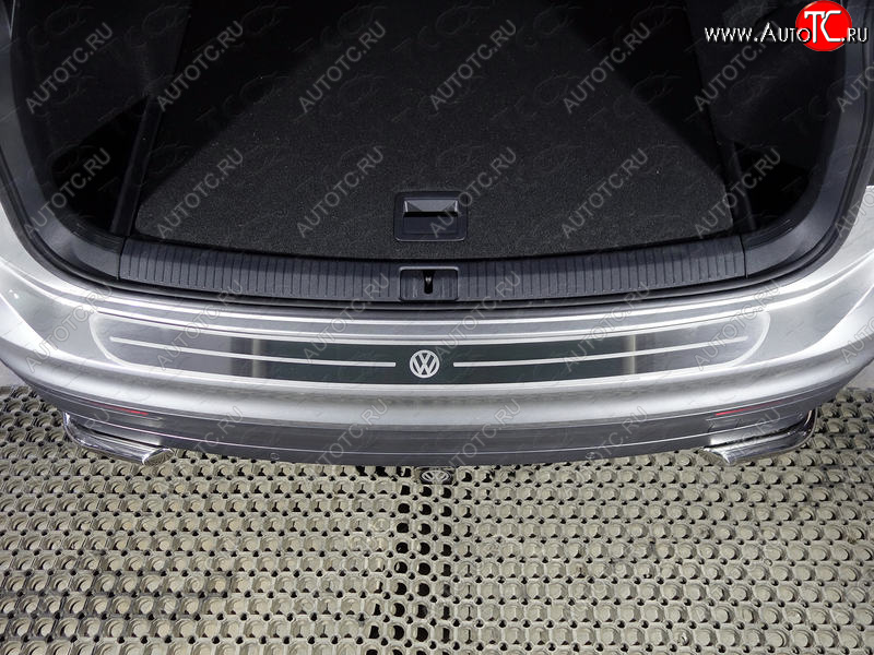 2 999 р. Накладка на задний бампер ТСС Тюнинг  Volkswagen Tiguan  Mk2 (2016-2020) дорестайлинг (лист шлифованный логотип VW)  с доставкой в г. Майкоп