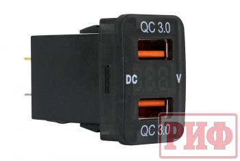 1 589 р. Розетка USB 2 QC 3.0 с вольтметром для Toyota 32x20 РИФ rif22-4-1013500  с доставкой в г. Майкоп. Увеличить фотографию 1