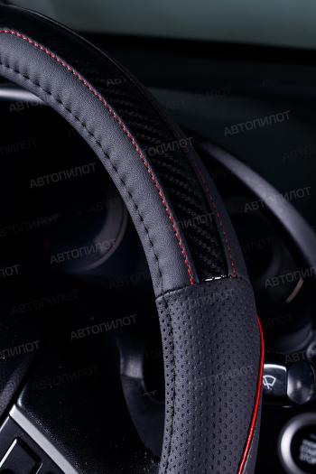 699 р. Оплётка на руль (37-39см BLW-018 кож/зам+карбон) Автопилот Ravon R2 (2016-2025) (черный/строчка красная)  с доставкой в г. Майкоп. Увеличить фотографию 3