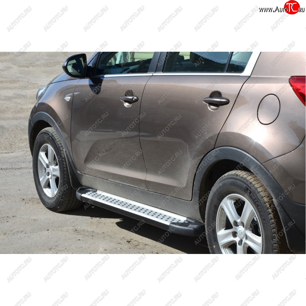 31 999 р. Пороги бумер алюминиевые с резинкой, Техно Сфера  KIA Sportage ( 1 JA,  2 JE,KM,  3 SL,  4 QL,  5 NQ5) (1993-2025) дорестайлинг,  рестайлинг, рестайлинг (Черный глянец)  с доставкой в г. Майкоп