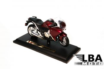1 299 р. Модель мотоцикла Honda VFR1200F Бордового цвета масштаб 1 18  пм-00002236  с доставкой в г. Майкоп. Увеличить фотографию 1