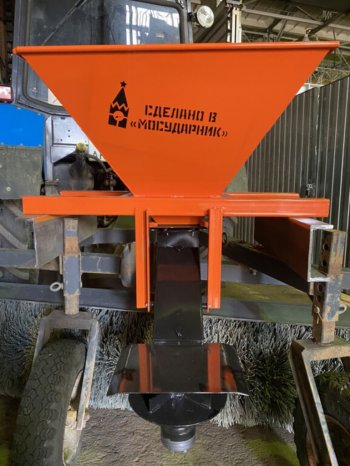 150 999 р. Пескоразбрасыватель МТЗ навесной на щетку заднюю (0.125куб.м) МУ МОСУДАРНИК мос-01  с доставкой в г. Майкоп. Увеличить фотографию 2