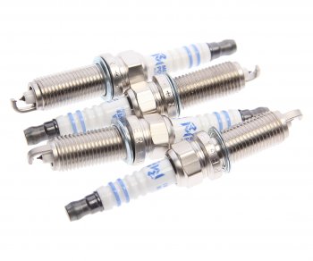 1 499 р. Свеча зажигания TOYOTA Corolla (13-),Yaris (11-) (1.3) (4шт.) MEGAPOWER MEGAPOWER 370-31-118  с доставкой в г. Майкоп. Увеличить фотографию 1