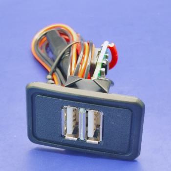 1 149 р. USB зарядное устройство для Нива 21213, 21214, 2131, 4х4 LADA 21083, 21093, 21099 АПЭЛ 2039550584201  с доставкой в г. Майкоп. Увеличить фотографию 2
