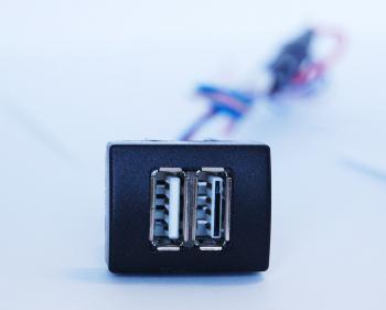 919 р. Зарядное устройство USB 2.0 2х2 3А5V15W Приора-Гранта ШТАТ 4631139744822  с доставкой в г. Майкоп. Увеличить фотографию 3