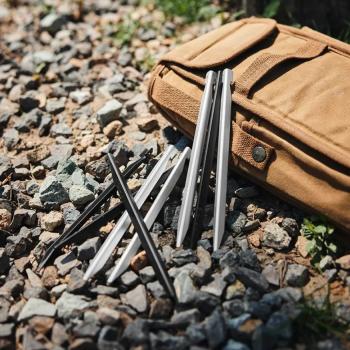 1 159 р. Колышки Naturehike алюминиевые (8 шт.) 20 см, серебристые, V-образные  cnk2300zp016-sl  с доставкой в г. Майкоп. Увеличить фотографию 6