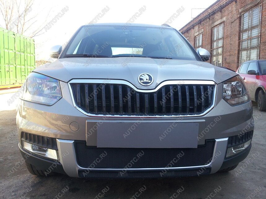 3 099 р. Защита радиатора (центральная) (Outdoor) Стрелка11 Стандарт Skoda Yeti (2013-2018) (черная)  с доставкой в г. Майкоп