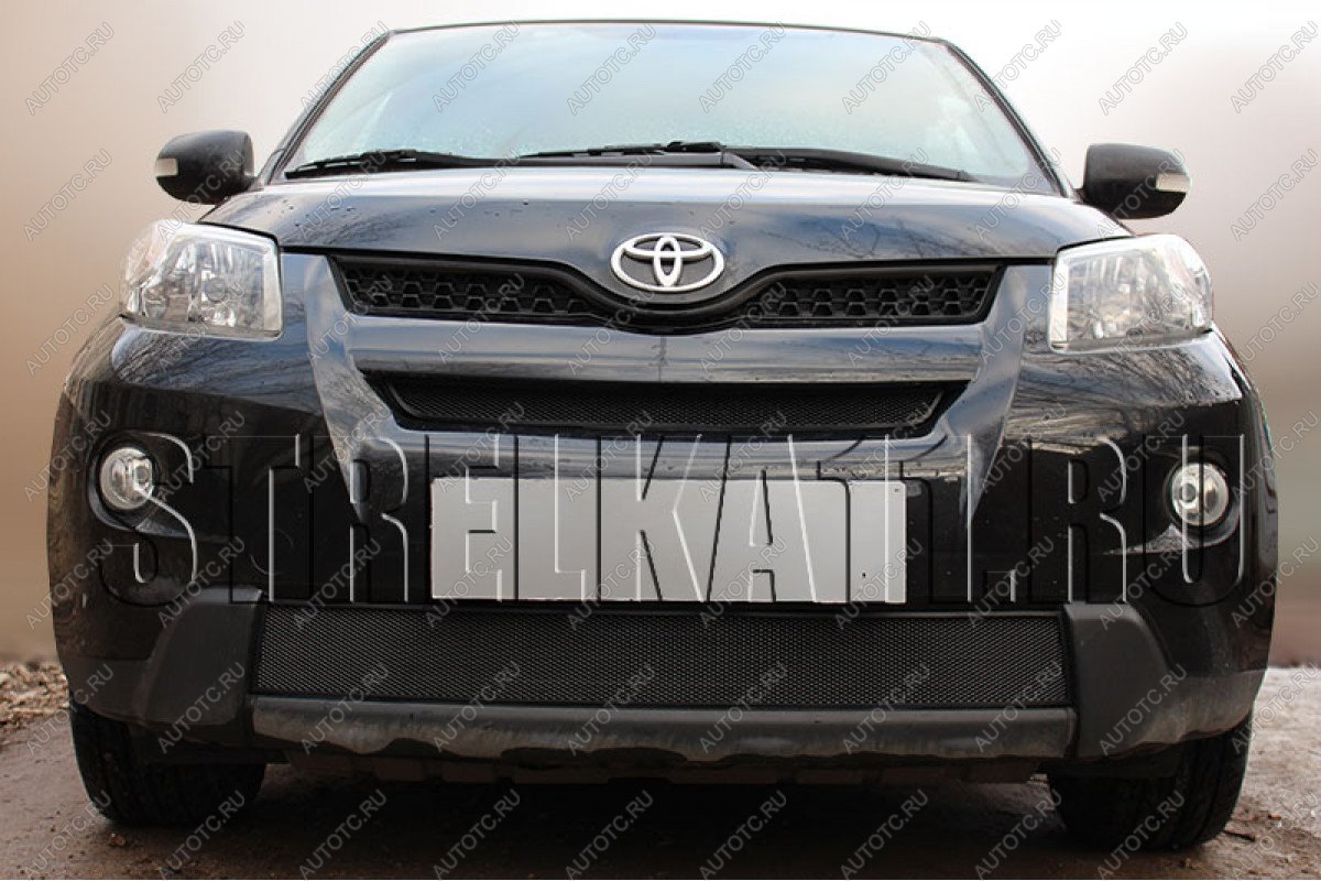 2 669 р. Защита радиатора (верх) Стрелка11 Стандарт Toyota Urban Cruiser 5 дв. (2008-2016) (черная)  с доставкой в г. Майкоп