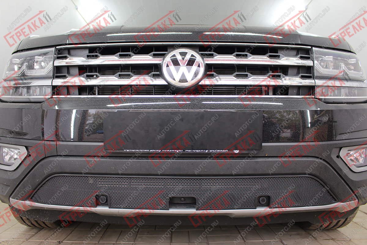3 299 р. Защита радиатора (низ с камерой и парктроником) Стрелка11 Стандарт Volkswagen Teramont CA1 дорестайлинг (2016-2020) (черная)  с доставкой в г. Майкоп